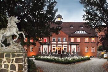 Hotel-Schloss-Basthorst-Außenansicht-1024x683