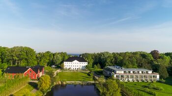 Hotelanlage schlossgut groß schwansee-luftaufnahme