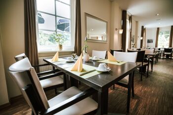 Gut Gremmelin Restaurant Fruehstueck Tische eingedeckt weit