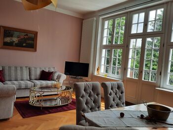 Wohnzimmer mit Blick zum Balkon
