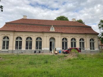 Orangerie mit neuen Fenstern Juli 2023