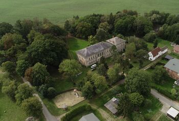 Herrenhaus-schoenhof-aus-der-luft