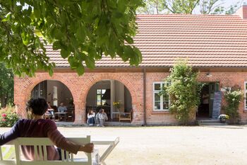 Cafe außen kranichhotel museum@PhilippObkircher-1024x683