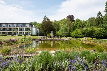 Naturschwimmteich-schloss-gross-schwansee-mecklenburg