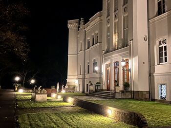 Parkseitig Schloss Schlemmin bei Nacht