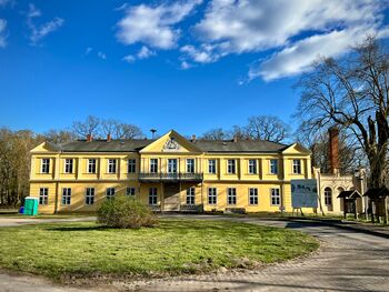 Gutshaus Front gelb