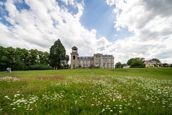Schloss Kaarz mit Park©DOMUSImages